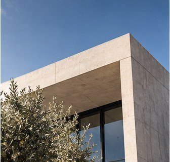 Façade contemporaine en pierre claire