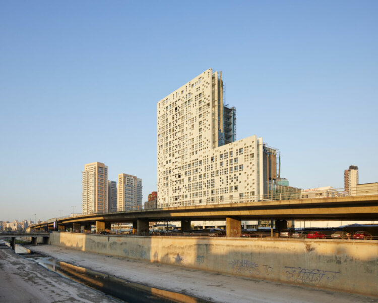 De Paris au Moyen-Orient ROUEIDA AYACHE